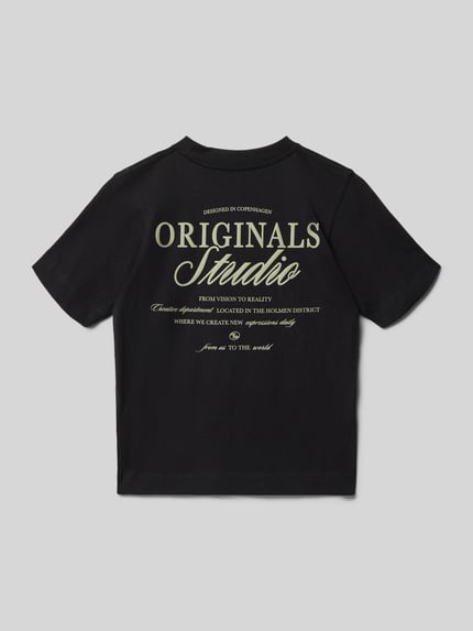 Junge trägt Kinder T-Shirt von JACK & JONES, Regular-Fit, reine Baumwolle, schwarzes Modell 'Bro' mit Statement-Print, Rückenlänge 50 cm, Ganzkörperansicht Rückansicht.