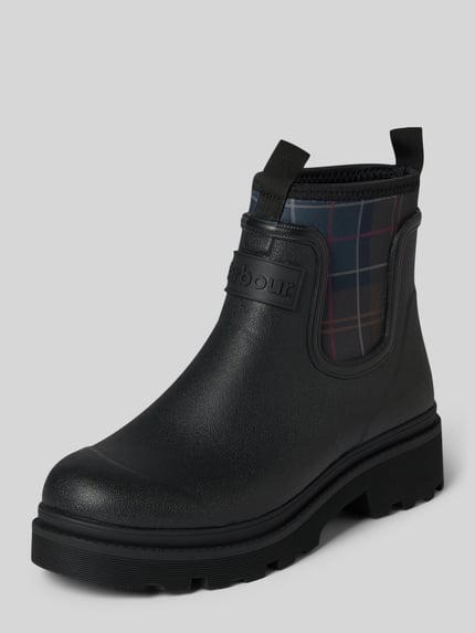 Productfoto, zwarte laars met label in reliëf, geruite textuur aan zijkant, Stiefel mit Label-Prägung Modell 'Cynthia Chelsea Welly' van Barbour, Dames boots