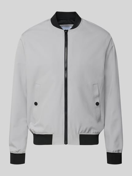 Produktfoto, Regular Fit Bomberjacke mit Stehkragen von MCNEAL, jasnoszara, czarne ściągacze, krój regular fit, elastyczny materiał, kieszenie, zamek, długość tyłu w rozmiarze M 70 cm, szerokość ramion 47 cm, szerokość klatki piersiowej 55 cm, długość rękawa 66 cm