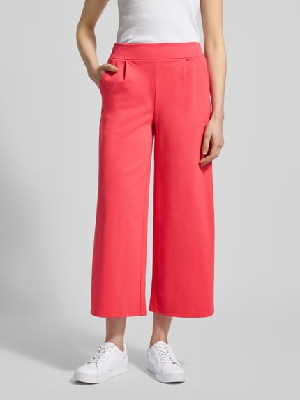 Vrouwenmodel draagt Wide Fit broek met elastische band model 'Kate' van ICHI, materiaalmix met viscose, felle roze kleur, Ganzkörperansicht van voren.