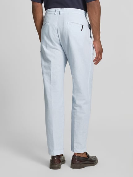 Männermodel trägt Hose aus Leinen-Baumwoll-Mix mit Tunnelzug von CINQUE in Hellblau, Regular Fit, Rückansicht Ganzkörperansicht.