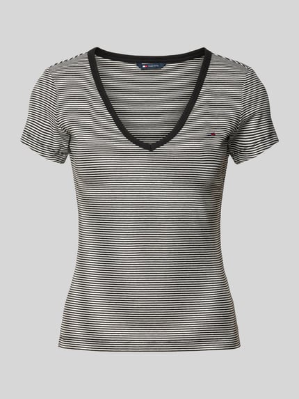 Produktfoto, Slim Fit T-Shirt aus Baumwoll-Mix von Tommy Jeans w drobne czarno-białe paski, logo na piersi, dekolt V, krótki rękaw, cienki prążkowany materiał