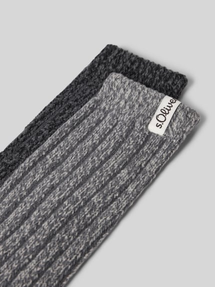 Produktfoto, Socken mit Logo-Detail im 2er-Pack von s.Oliver RED LABEL, strukturierte Oberfläche in Grau und Schwarz auf hellem Hintergrund