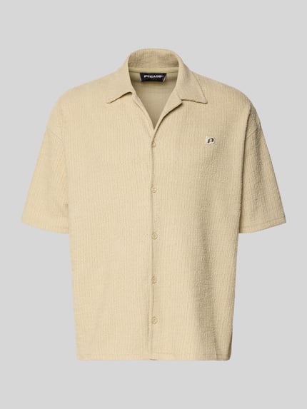 Produktfoto, Regular Fit Freizeithemd mit Label-Patch Modell 'LIBCO' von Pegador in Beige, strukturierter Material-Mix mit Knopfleiste und Reverskragen