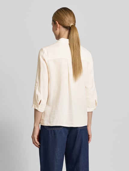 Frauenmodel trägt Relaxed Fit Leinenbluse mit 3/4-Arm Modell 'Clay' von TONI in heller Farbe, reine Leinenstruktur, Rückenansicht.