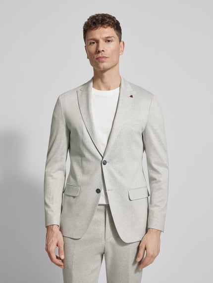 Männermodel trägt Regular Fit Blazer aus Viskose-Mix mit Zierbesatz von Roy Robson in hellem Grau, Ganzkörperansicht von vorne.
