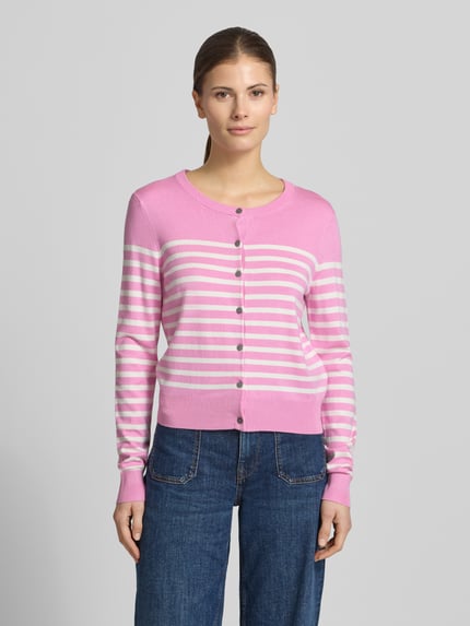 Frauenmodel trägt Strickjacke aus Viskose-Mix mit Streifenmuster von Christian Berg Woman in Rosa und Weiß, Regular Fit, Ganzkörperansicht von vorne.