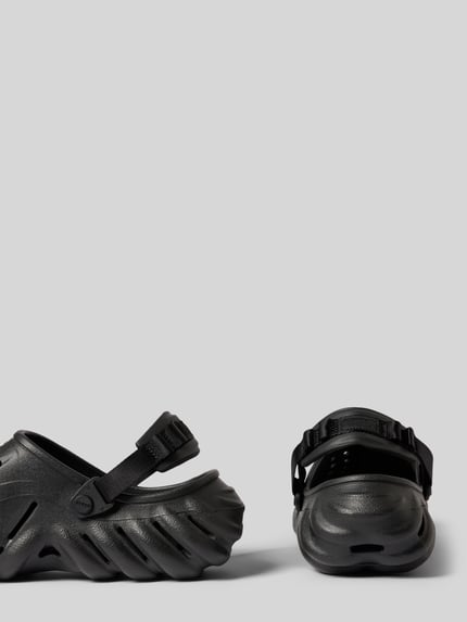 Produktfoto, Clogs mit verstellbarem Riemen Modell 'Echo' von Crocs für Herren, Abgerundete-Spitze, Schlupfform, schwarze Oberfläche, Absatzhöhe: 6 cm bei Größe 43/44, strukturierte Textur.
