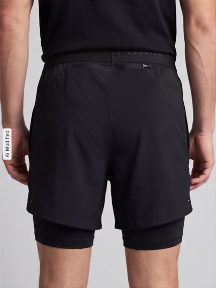 Männermodel trägt schwarze Regular Fit Sportshorts mit Dri-FIT-Technologie Modell 'STRIDE 5IN HYBRID' von Nike, Herren Sportshorts, Ganzkörperansicht Rückansicht, KI-modifiziertes Bild.