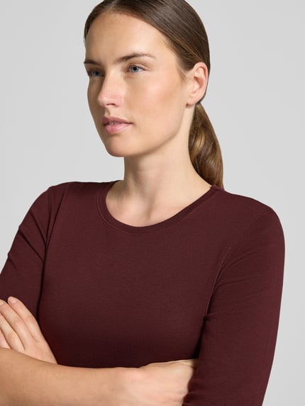 Vrouwenmodel draagt bordeauxrood slim fit t-shirt met wol, Slim Fit T-Shirt met Woll-Anteil model 'Sorela' van OPUS, Dames, close-up bovenlichaam