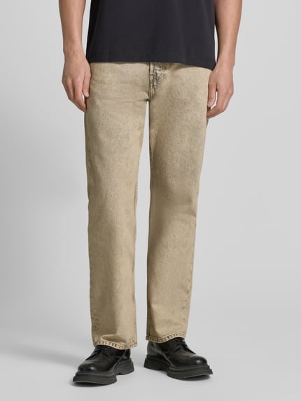 Mężczyzna nosi Regular Fit Jeans im 5-Pocket-Design Modell 'Type 2' od Wood Wood, beżowy odcień, bawełniany materiał, Szerokość w rozmiarze 32/32: 45 cm, długość nogawki 78 cm, całkowity widok z przodu.