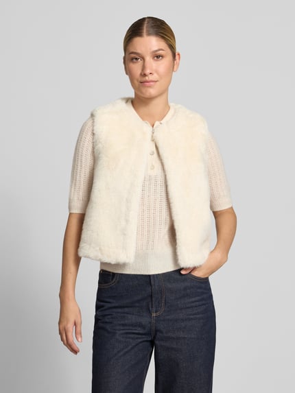 Frauenmodel trägt Weste aus Kunstfell mit Knopfverschluss von Milano Italy, cremefarben, Regular Fit, Rundhalsausschnitt, Ganzkörperansicht von vorne.