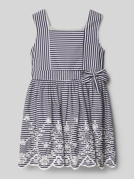 Produktfoto, Regular Fit Kleid mit floralem Stitching von DANAMADE aus Reine Baumwolle mit Lochmuster, Ärmelloses-Design, Zierschleife, Rückenlänge bei Größe 116: 62 cm, gestreift in Dunkelblau und Weiß, strukturierte Stoffoberfläche.