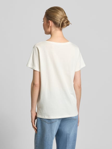 Vrouwenmodel draagt T-shirt met motiefprint en V-hals van Milano Italy, mix van katoen en linnen, relaxed fit, ruglengte maat S 60 cm, rugaanzicht als geheel