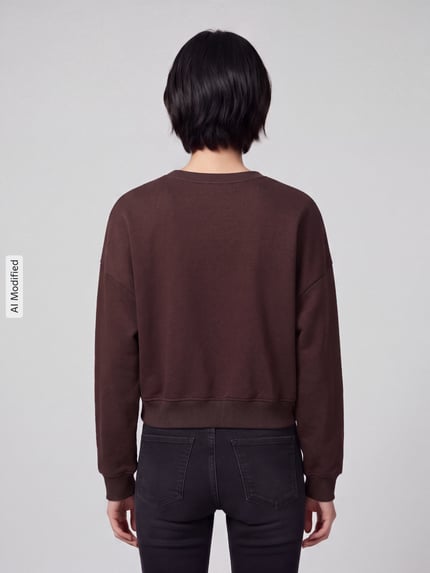 Frauenmodel trägt Loose Fit Sweatshirt aus Baumwoll-Mix Modell 'SWEAT' von ONLY in Dunkelbraun, glatte Struktur, Ganzkörperansicht Rückansicht, Damen Pullover von ONLY, KI-modifiziertes Bild.