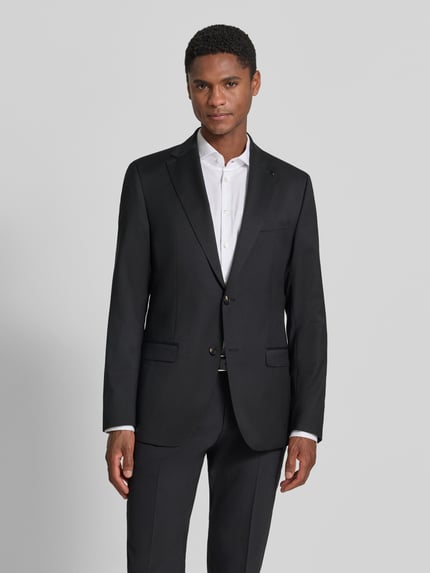 Männermodel trägt schwarzes Slim-Fit 2-Knopf-Sakko mit Reverskragen und Pattentaschen, Modell 'Move Alesso' von DIGEL, Schurwoll-Elasthan-Mix, Herren, Ganzkörperansicht von vorne, Rückenlänge 74 cm, Schulterbreite 46 cm, Ärmellänge 67 cm, Größe 50.