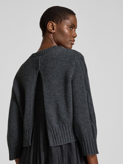 Frauenmodel trägt A-Linien Freizeitkleid in Plissee-Optik von Weekend Max Mara in Dunkelgrau, strukturierte Oberfläche, Ganzkörperansicht Rückansicht.