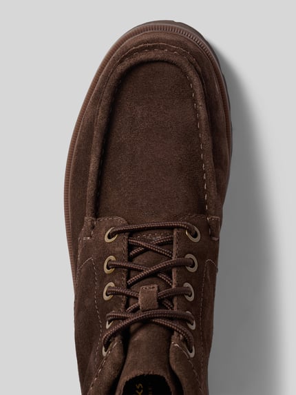 Produktfoto, Boots aus Leder Modell 'Cleyhill' von Clarks in Braun, abgerundete Spitze, Schnürung, strukturierte Oberfläche, Detailansicht, Herrenmodell, echtes Leder, profilierte Sohle, Absatzhöhe 4 cm, Schafthöhe 11 cm, Schaftweite 10 cm