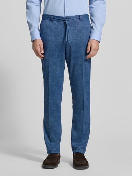 Männermodel trägt Zuitable Straight Fit stoffen broek model 'Sparta' met materiaalmix met katoen, bandplooien, blauwe kleur, Ganzkörperansicht von vorne.