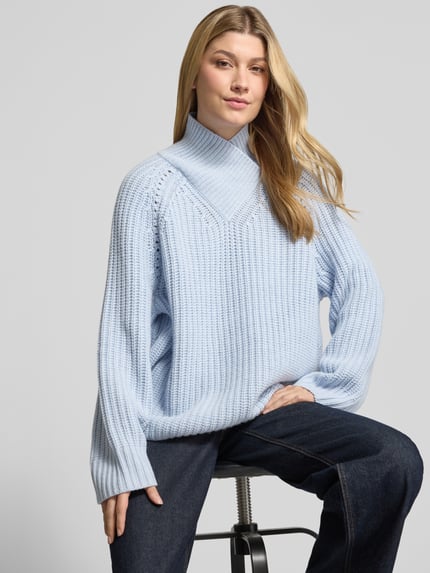 Frauenmodel trägt Pullover aus Wolle Kaschmir mit Mock Neck von BOSS in Hellblau mit Struktur, Longline Loose Fit, Strick-Ripp, Nahaufnahme Oberkörper.