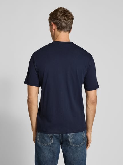 Männermodel trägt T-Shirt mit Logo und Rundhalsausschnitt von Napapijri, dunkelblau, aus Baumwoll-Elasthan-Mix, Regular Fit, Ganzkörperansicht Rückansicht, Rückenlänge bei Größe M 63 cm.