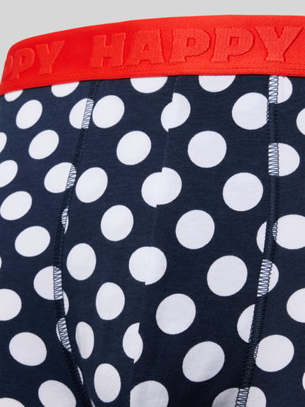 Männermodel trägt Trunks mit elastischem Bund im 3er-Pack von Happy Socks, navy mit weißen Punkten, Baumwoll-Elasthan-Mix, Nahaufnahme Oberkörper