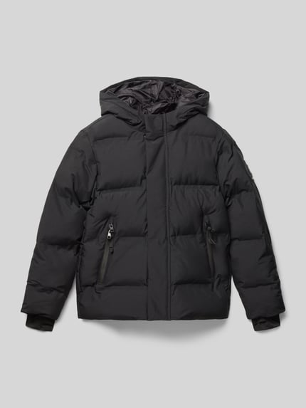 Produktfoto, czarna Regular Fit Steppjacke mit Logo-Applikation Modell 'Fusion' von Jack & Jones, pikowana faktura, dwie kieszenie na zamek, kaptur, kontekst: dziecięca kurtka z podszyciem, długość tyłu 60 cm, szerokość ramion 40 cm, długość rękawa 60 cm.