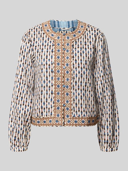 Produktfoto, Regular Fit Blouson aus reiner Baumwolle Modell 'KIM' von Pepe Jeans mit Allover-Muster auf Popeline, gestreiftes Innenfutter, vorderseitige Knopfleiste, farbige Muster in Blau, Weiß und Braun, langärmlig mit Manschetten, Label Stitching.