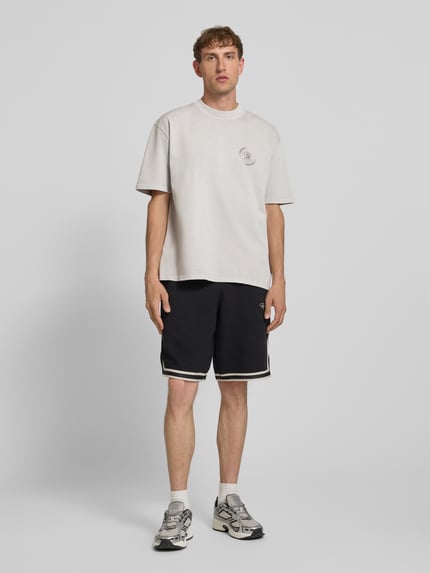 Männermodel trägt Oversized Herren T-Shirt mit Label-Print Modell 'Nuevo' von Pegador in Reine Baumwolle, Rundhalsausschnitt, Ganzkörperansicht von vorne.
