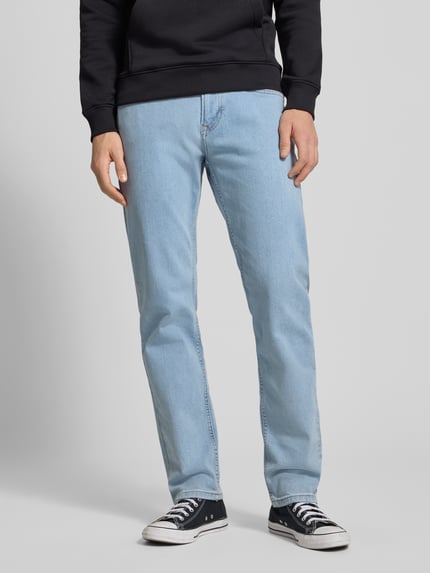 Männermodel trägt Straight Fit Jeans aus Baumwoll-Mix Modell 'CASH' von Pepe Jeans in hellblauem Melange-Denim mit 5-Pocket-Design, Nahaufnahme Oberkörper