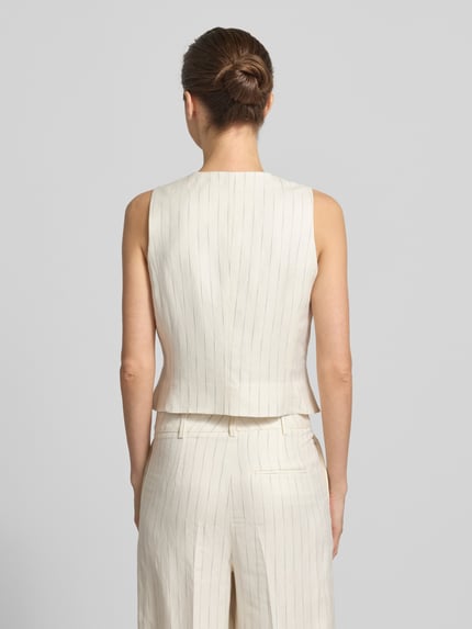 Vrouwenmodel draagt Weste aus Leinen-Mix mit asymmetrischem Schnitt und Nadelstreifen van Christian Berg Woman Selection in lichte linnenmix met krijtstreep, asymmetrische look, V-hals, knoopsluiting, strookzakken, ruglengte bij maat 36: 44 cm, schouderbreedte bij maat 36: 30 cm, borstwijdte bij maat 36: 45 cm, volledig rugaanzicht.