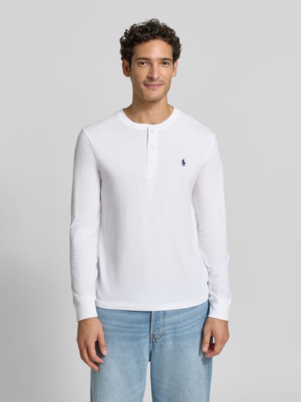 Männermodel trägt wit regular fit shirt met lange mouwen van puur katoen Regular Fit Langarmshirt aus reiner Baumwolle van Polo Ralph Lauren, Ganzkörperansicht van voren