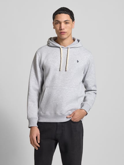 Männermodel trägt Slim Fit Hoodie mit Logo-Stitching von REVIEW aus Baumwoll-Mix in Hellgrau, Kängurutasche, Kapuze mit Tunnelzug, elastische Abschlüsse, Ganzkörperansicht von vorne.