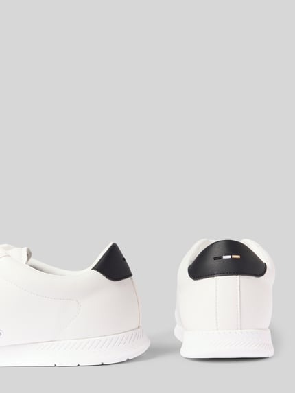 Produktfoto, witte sneakers in leerlook met zwarte details, glad oppervlak, model 'NITAN_LOWP_PLTD' van BOSS, heren sneakers