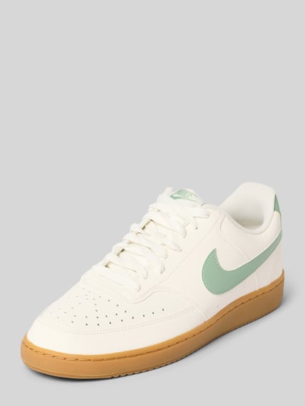 Produktfoto, Sneaker mit Logo und Gummisohle Modell 'Court Vision Low' von Nike in Weiß mit Schnürung, abgerundete Spitze, braune Gummisohle, Absatzhöhe: 2 cm, Schafthöhe: 8 cm, Schaftweite: 6 cm, für Herren.