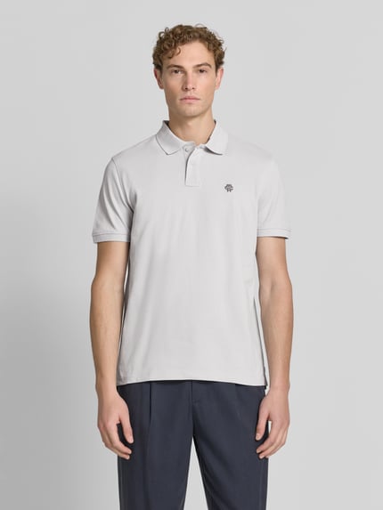 Männermodel trägt Regular Fit Poloshirt mit Label-Stitching von MCNEAL aus Reine Baumwolle, Knopfleiste, Rückenlänge 70 cm, Ganzkörperansicht von vorne.
