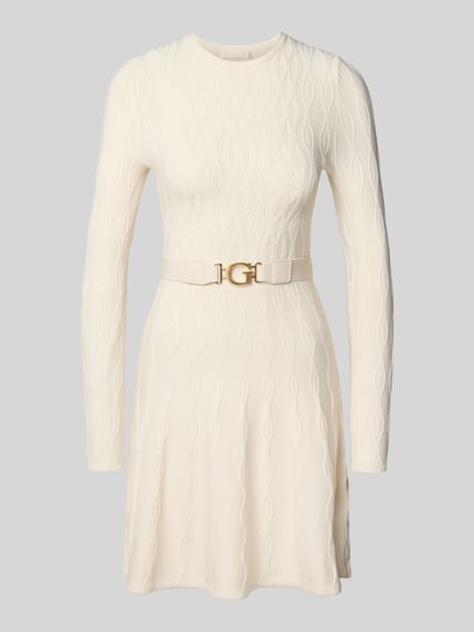 Produktfoto, Strickkleid aus Viskose mit Gürtel Modell 'YUKI' von GUESS in Creme, A-Linie, Zopfmuster, Minikleid, Rundhalsausschnitt