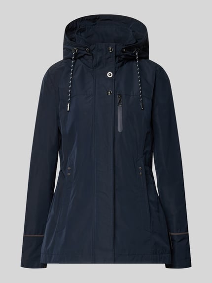 Produktfoto, Funktionsjacke mit Brusttasche von Gil Bret w kolorze granatowym, taillierter krój slim fit, kaptur, stójka, tunel, kieszeń na piersi na zamek, długość pleców w rozmiarze 36: 74 cm, szerokość ramion w rozmiarze 36: 41 cm, szerokość w rozmiarze 36: 47 cm, długość rękawa w rozmiarze 36: 65 cm, gładka faktura, srebrne detale