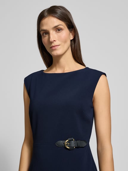Frauenmodel trägt knielanges Etuikleid Modell 'JAVILLA' von Lauren Ralph Lauren, Dunkelblau, Material-Mix mit Viskose-Anteil, Rundhalsausschnitt, gerader Schnitt, Nahaufnahme Oberkörper.
