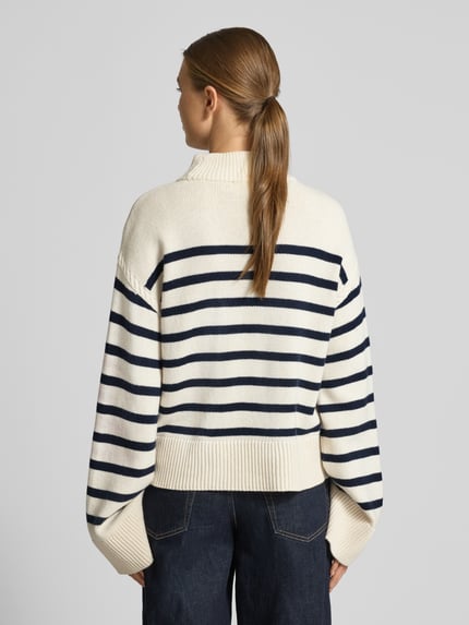 Kobiece model prezentuje Regular Fit Pullover aus Woll-Mix Modell 'Sharad' von Lauren Ralph Lauren, kremowe i granatowe paski, szerokie ściągacze, widok całej sylwetki z tyłu