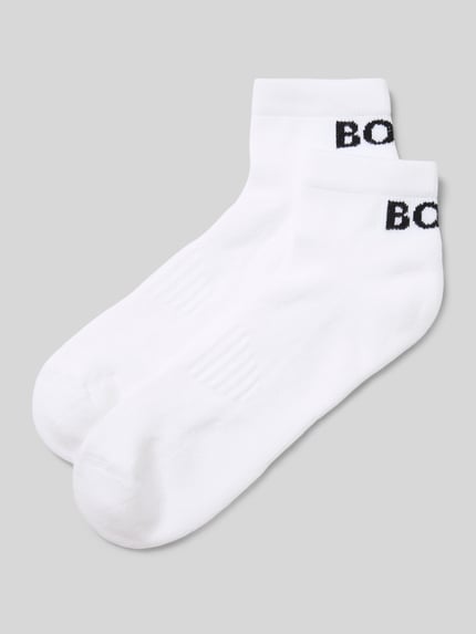 Produktfoto, Sneakersocken im 2er-Pack von BOSS für Herren, weiß mit schwarzem Logo-Stitching, Baumwoll-Mix mit Stretch-Anteil, gerippte Bündchen, weiche Sohle, druckfreie, handgekettelte Spitze, elastischer Einsatz.