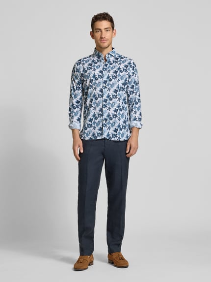 Männermodel trägt Slim Fit Business-Hemd aus Leinen-Baumwoll-Mix Modell 'Roma' von FIL NOIR, Allover-Look, Kentkragen, Ganzkörperansicht von vorne, Rückenlänge 76 cm, Schulterbreite 45 cm, Ärmellänge 67 cm, Farben: Blau-Weiß, glatte Textur.