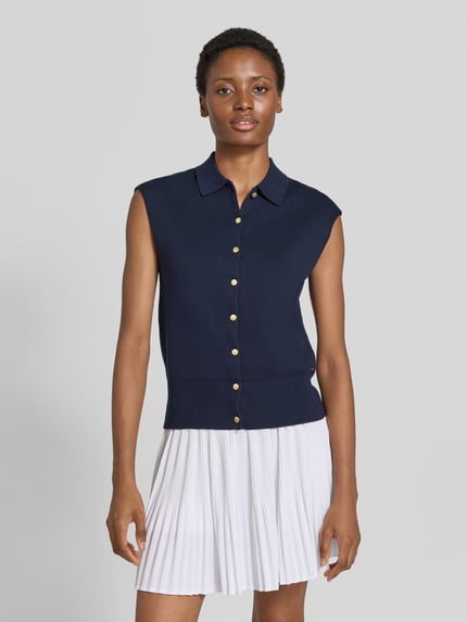 Frauenmodel trägt Relaxed Fit Weste aus Baumwoll-Mix von Tommy Hilfiger in Dunkelblau mit goldenen Knöpfen, Ganzkörperansicht von vorne, Damen Weste von Tommy Hilfiger.