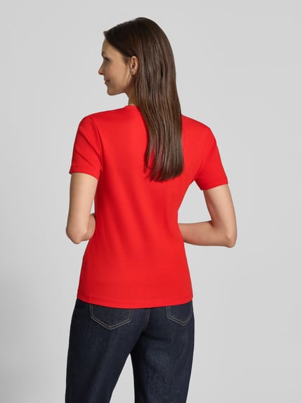 Vrouwenmodel draagt Slim Fit T-Shirt uit pure katoen van Tommy Hilfiger, effen rood, rond hals, korte mouw, logo-stiksel, jersey. Volledige achteraanzicht.