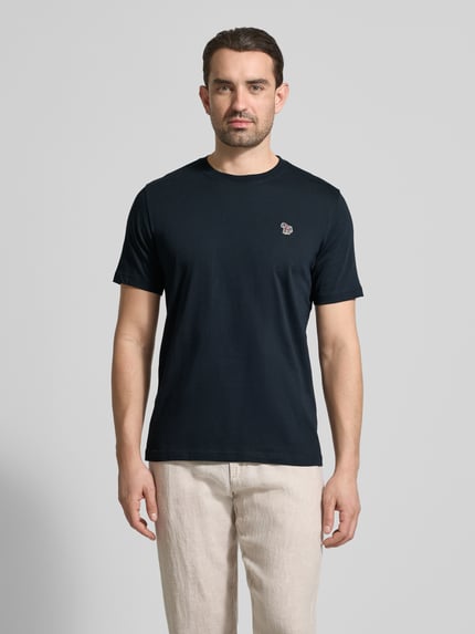 Männermodel trägt Regular Fit T-Shirt mit Rundhalsausschnitt von PAUL SMITH aus Reiner Baumwolle, Stitching, Rückenlänge 69 cm, Ganzkörperansicht von vorne.