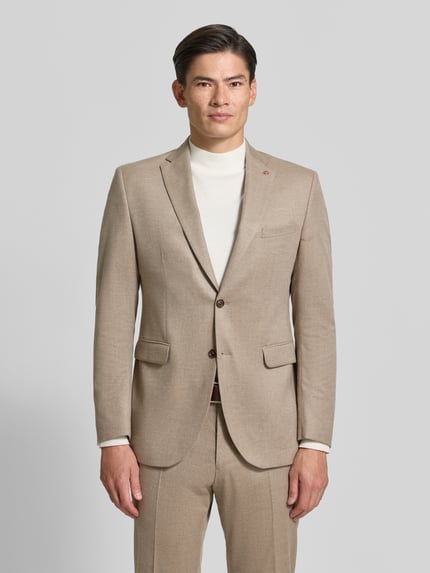 Männermodel trägt Slim Fit Sakko mit Viskose-Anteil Modell 'Colvin' von CG – CLUB of GENTS, beige, Reverskragen, 2-Knopfleiste, Ganzkörperansicht von vorne.