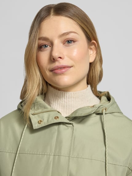 Frauenmodel trägt Regular Fit Parka aus Baumwoll-Mix von s.Oliver RED LABEL in Optik: Unifarben, zarte grüne Farbe, Nahaufnahme Oberkörper.