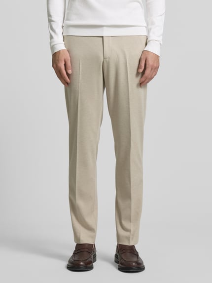 Männermodel trägt Stoffhose mit Gesäßtaschen von MCNEAL in Beige mit geradem Schnitt, Bundfalten, Material-Mix, Ganzkörperansicht von vorne.