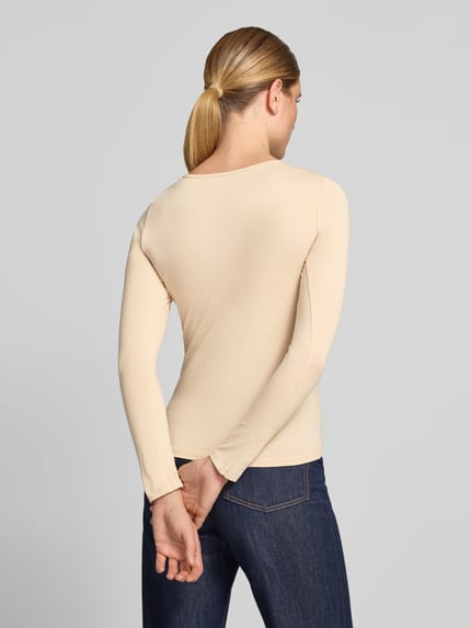 Vrouwenmodel draagt Longsleeve met Rundhalsausschnitt van ZABAIONE, mix van katoen en elastaan, getailleerd model, ruglengte bij maat S 55 cm, Ganzkörperansicht Rückansicht