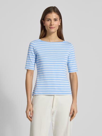 Vrouwenmodel draagt Slim Fit T-shirt uit viscosemix van Comma, halflange mouwen, enveloppehals, ruglengte bij maat 36: 51 cm, voorkant totaalzicht.